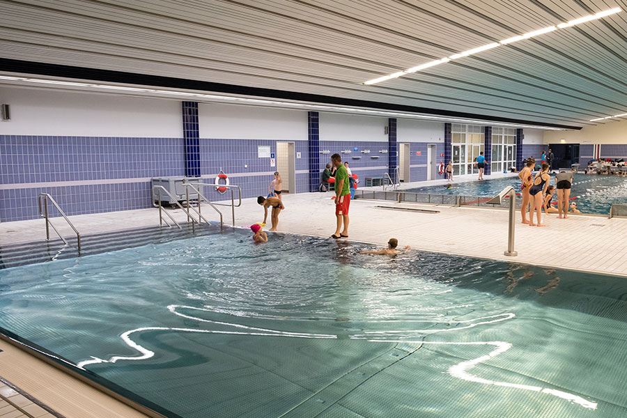 Kinder beim Schwimmkurs in der Saline