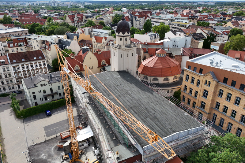 Luftbild über das Stadtbad Halle.
