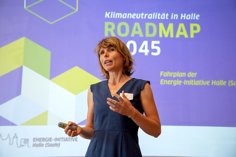 Dr. Katja Nowak steht im Raum