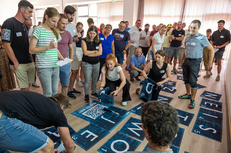 Miterbeiterinnen und Mitarbeiter beim lösen eines Rätsels.