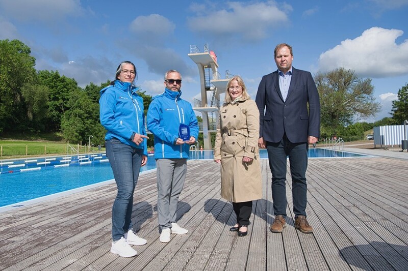 Vertreterinnen und Vertreter eröffnen das Freibad Nordbad.