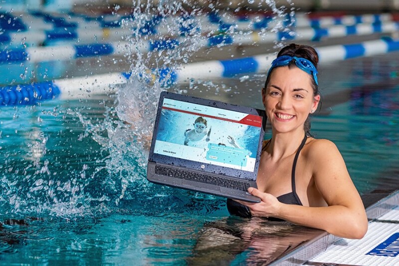 Frau mit Laptop im Wasser