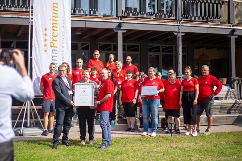 Übergabe der Urkunde an das maya Mare Team.