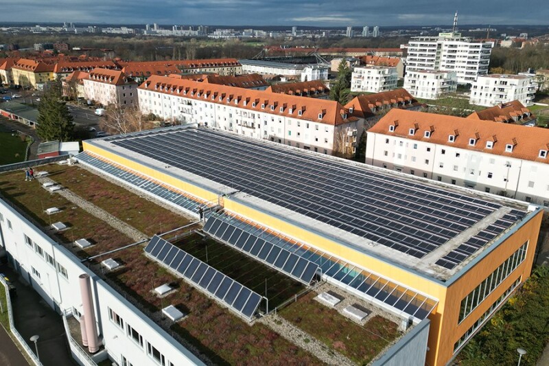 Aufnahme aus der Luft auf das Dach der Robert-Koch-Schwimmhalle. 