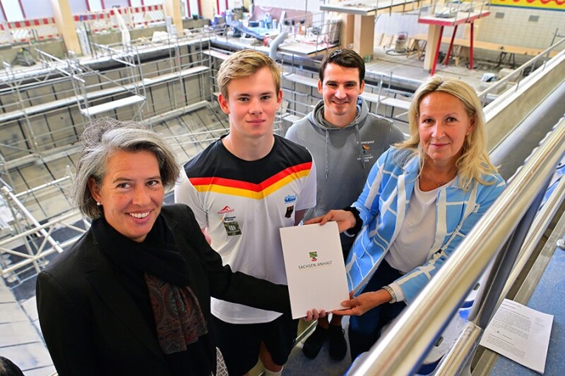 Ein Scheck wird übergeben.