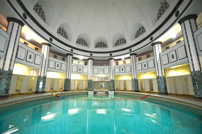 Frauenhalle mit Rundbecken.