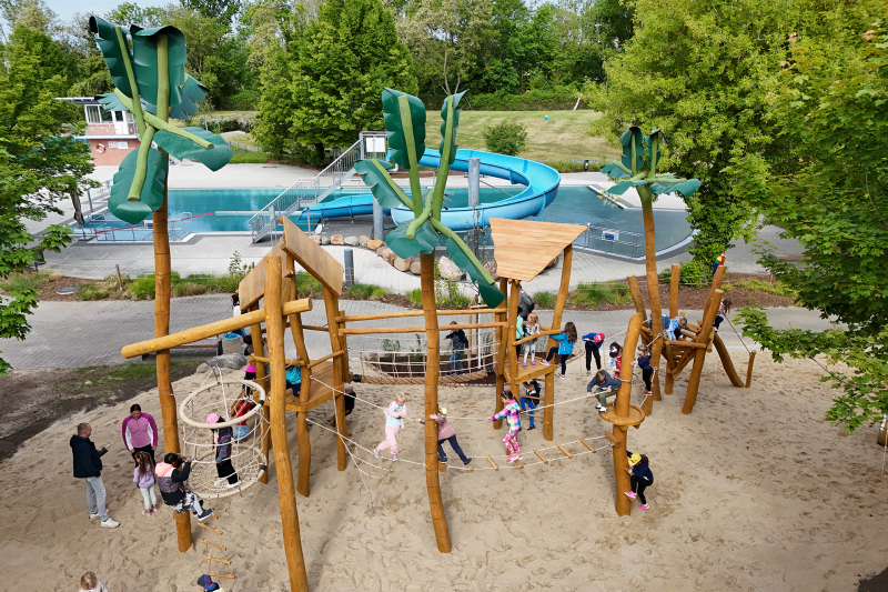 Kinder auf dem neuen Spielplatz.