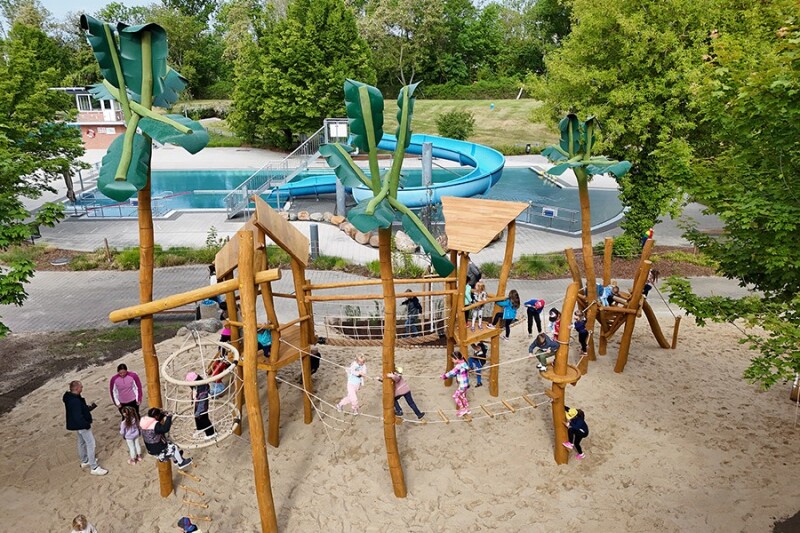 Kinder auf dem neuen Spielplatz.