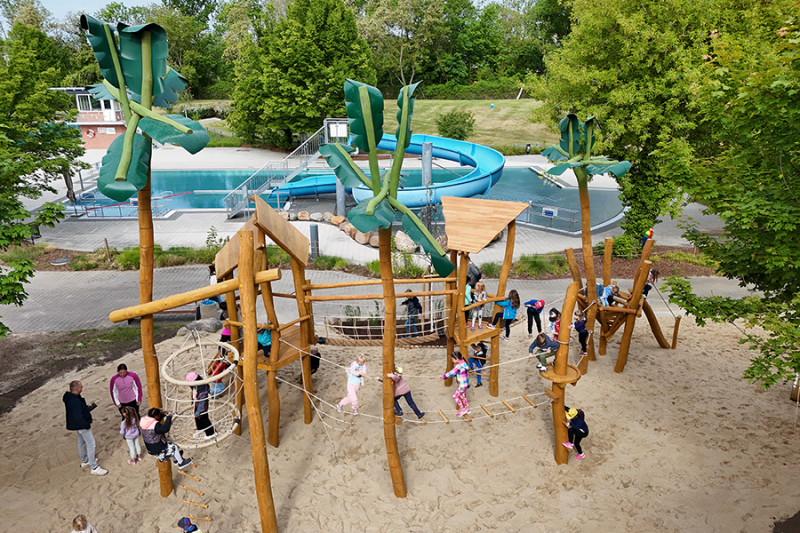 Kinder auf dem neuen Spielplatz.