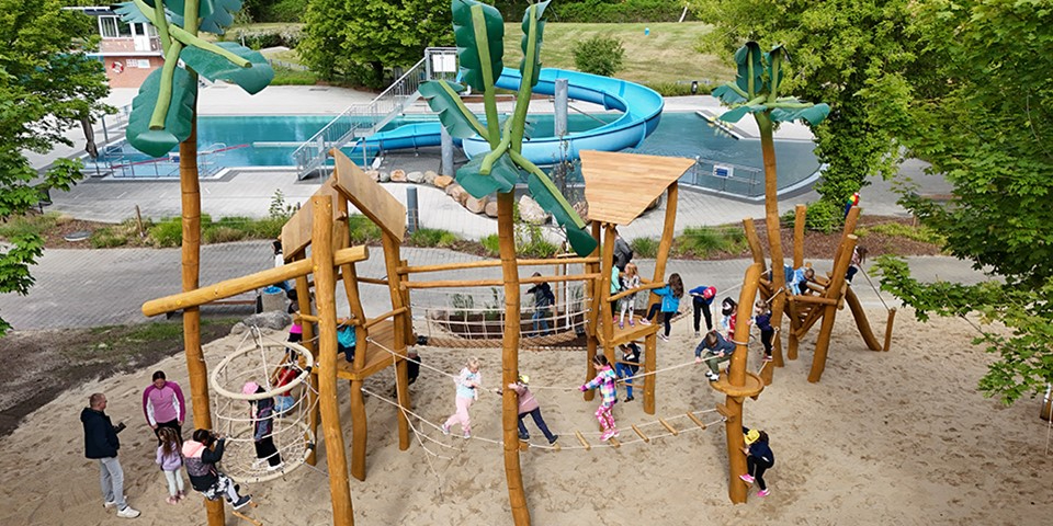 Neuer Spielplatz und Nichtschwimmerbecken.