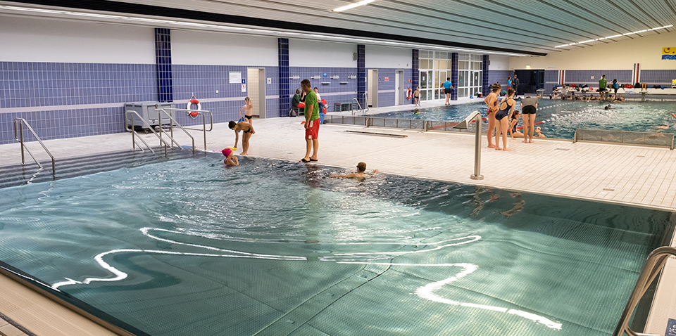 Kinder in der Saline beim Schwimmkurs