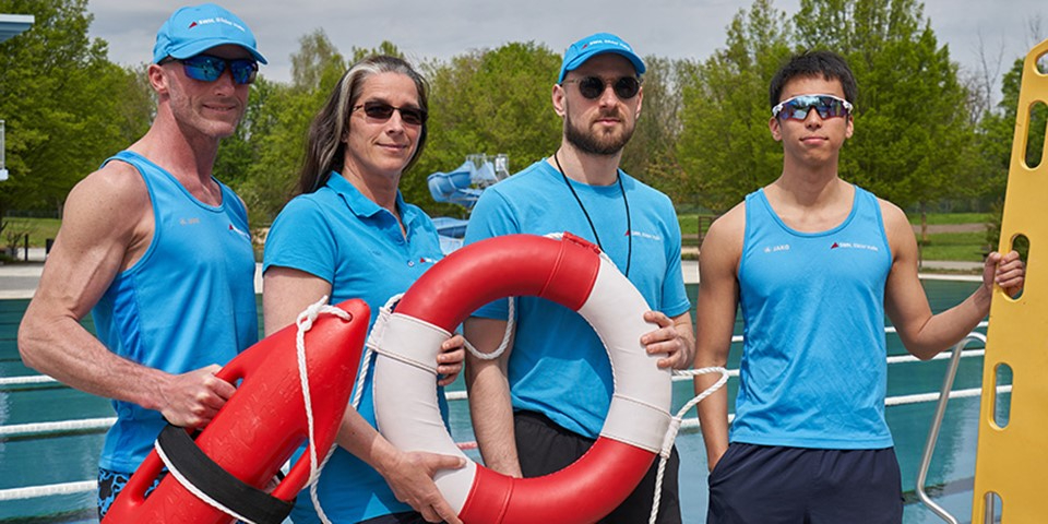 Vier Rettungsschwimmer*innen.