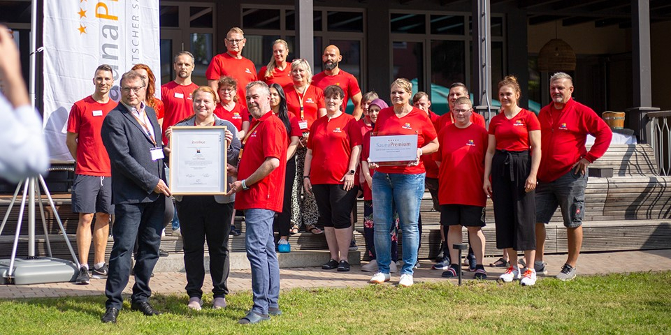 Auszeichnung wird ans Team übergeben