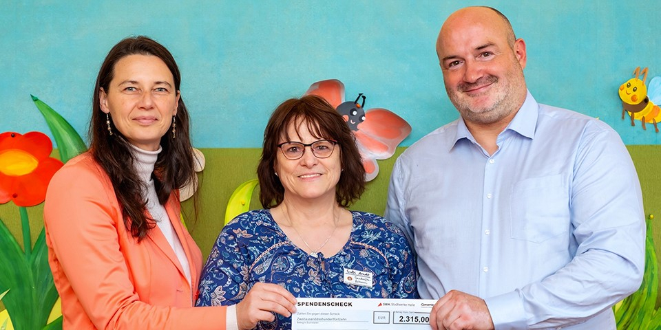 Spendenchek wird übergeben