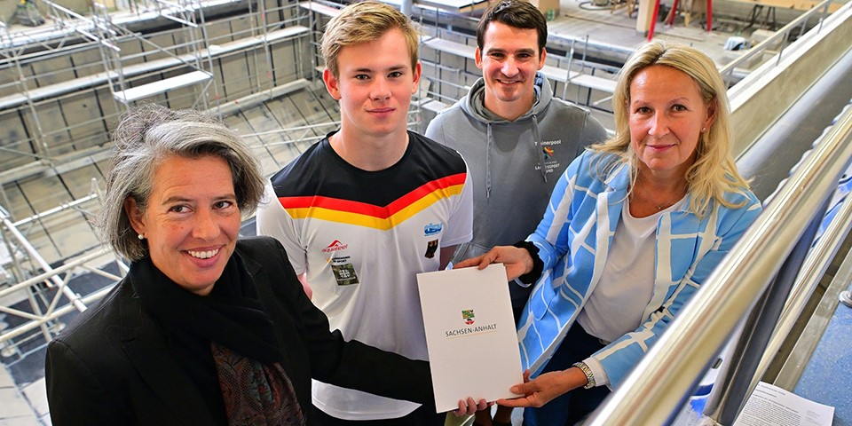 ein Scheck wird übergeben.