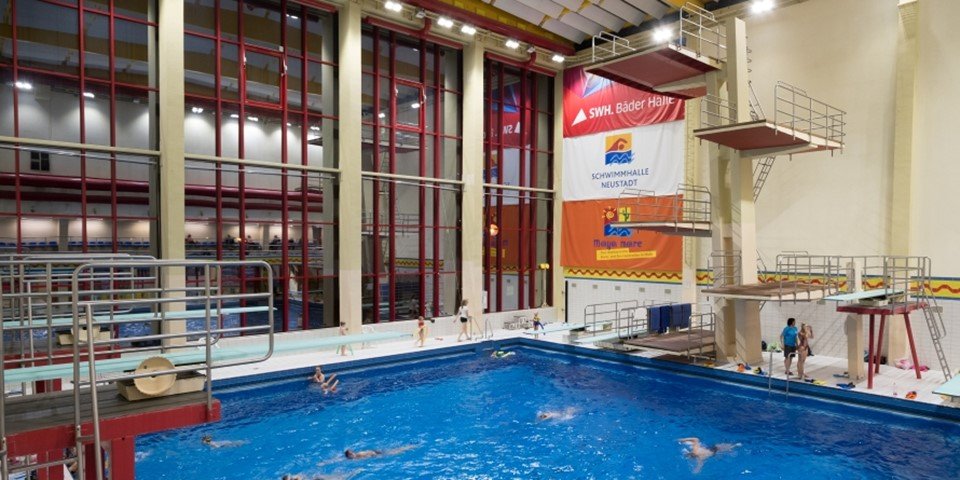 Sprungbecken in der Sprunghalle Neustadt