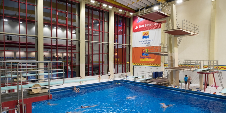 Sprungbecken in der Sprunghalle Neustadt