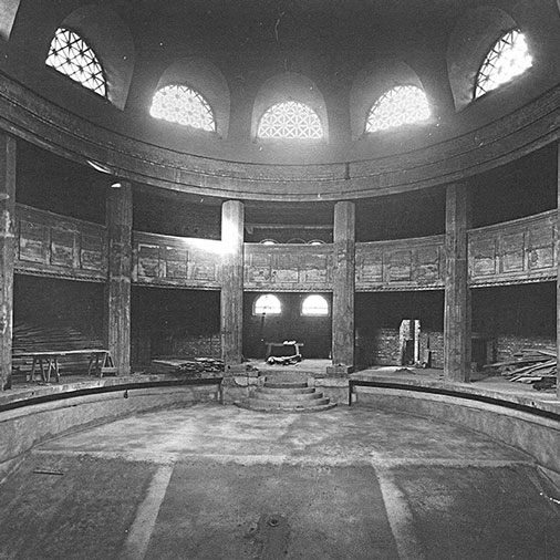 Das Becken der Frauenhalle ohne Wasser.