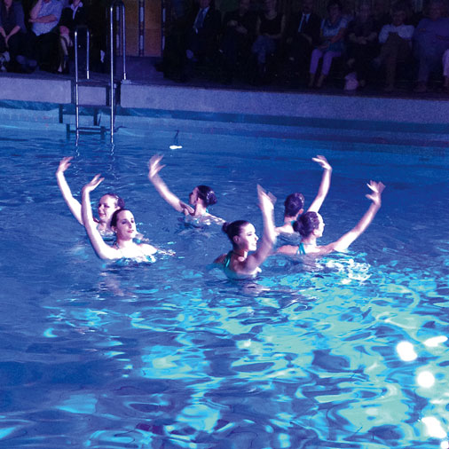 Synchronschwimmerinnen bei einer Aufführung.