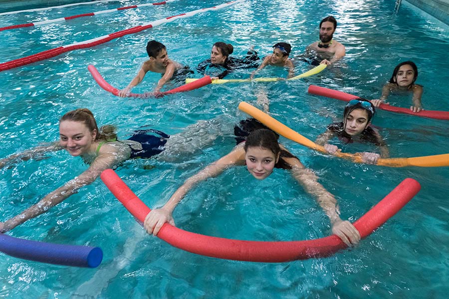 Schwimmende Kinder im Stadtbad Halle (Saale)
