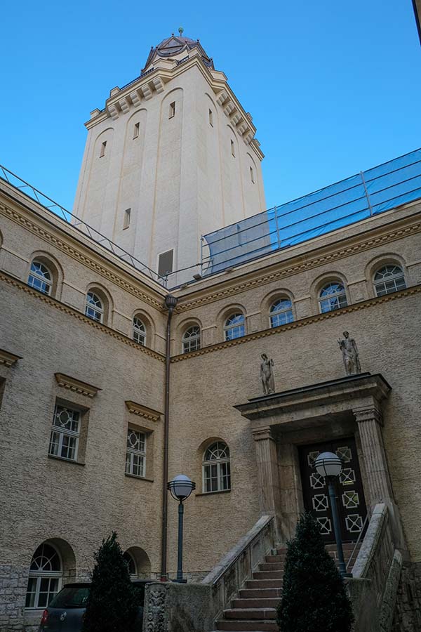 Der Turm des Stadtbades in Halle (Saale).