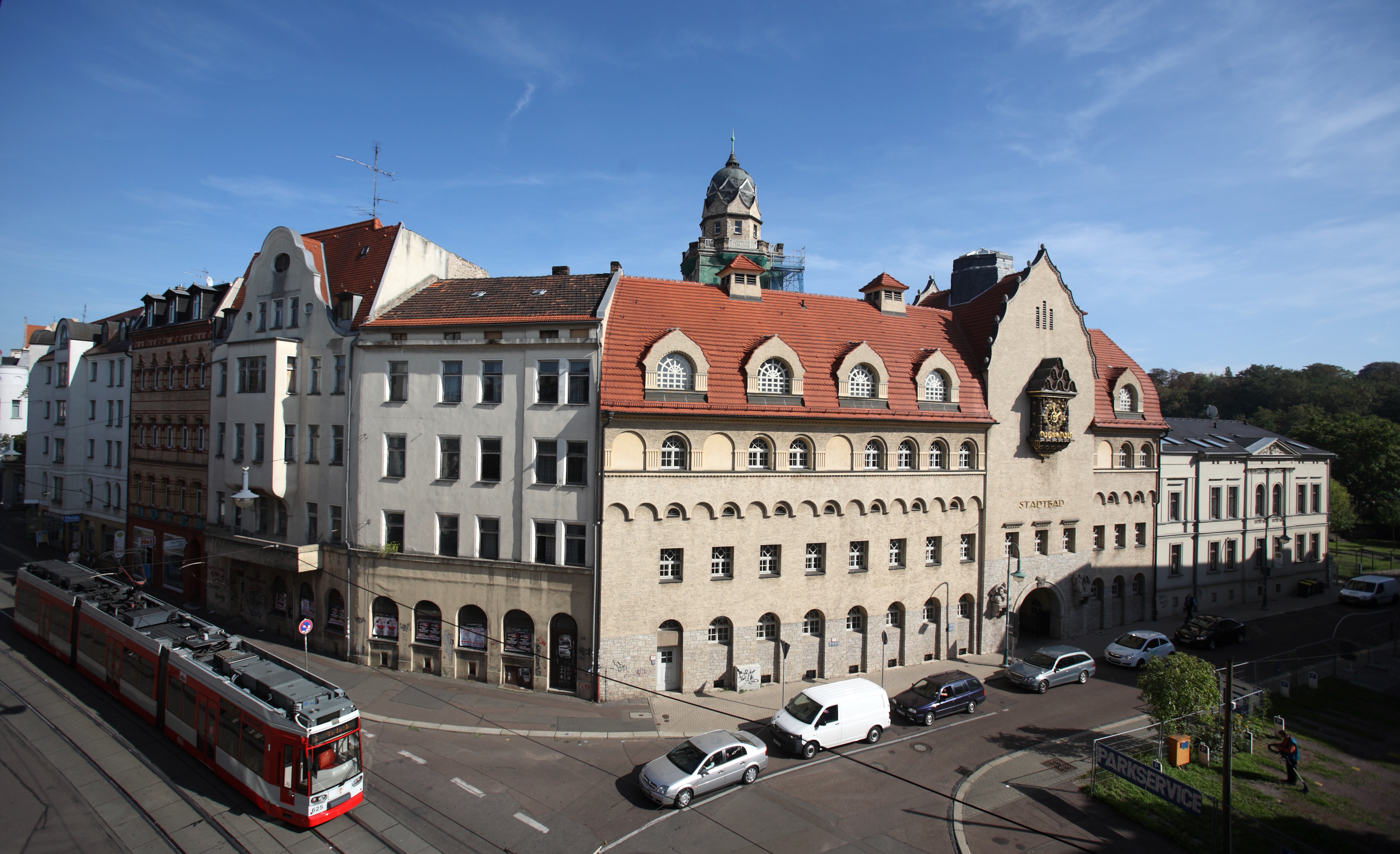 Die Außenansicht auf das Stadtbad Gebäude aus der Vogelperspektive.