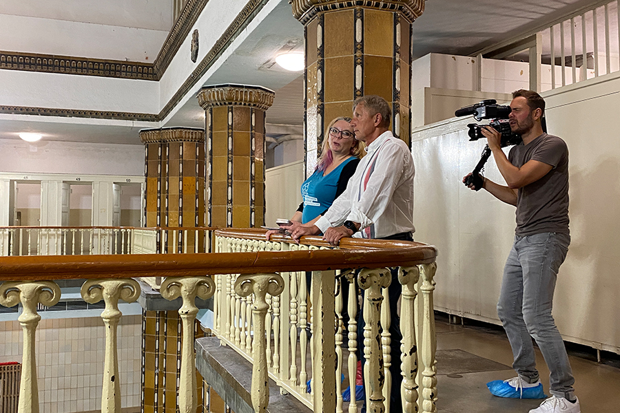 Fördervereins-Vorsitzenden Kathleen Hirschnitz  im Gespräch mit dem ehemaligen Olympiasieger Falk Hoffmann.