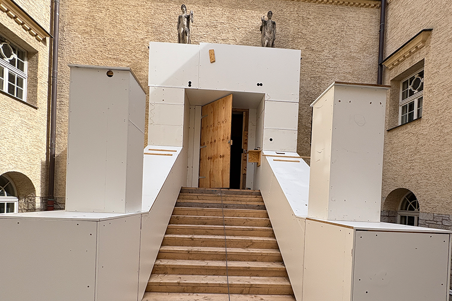 Das Eingangsportal abgedeckt mit Platten.