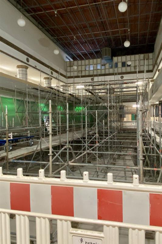 In der Männerschwimmhalle steht ein Baugerüst.