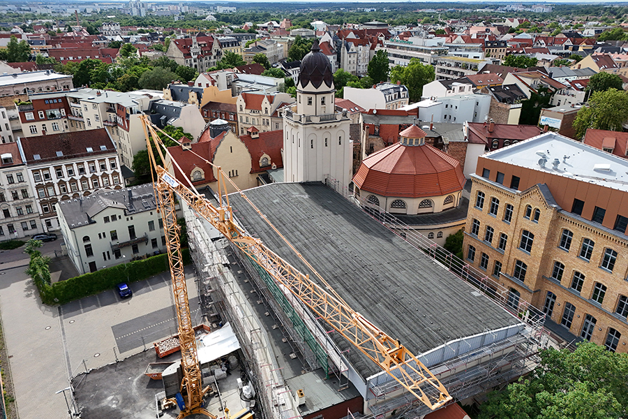 Ein Baukran über dem Stadtbad Halle.