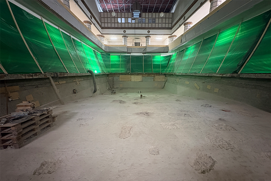 Das Becken der Männerhalle ist komplett eingehaust.