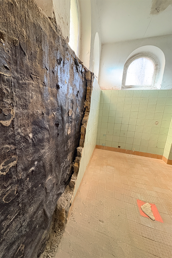 Abgebrochene Fliesen an der Wand.