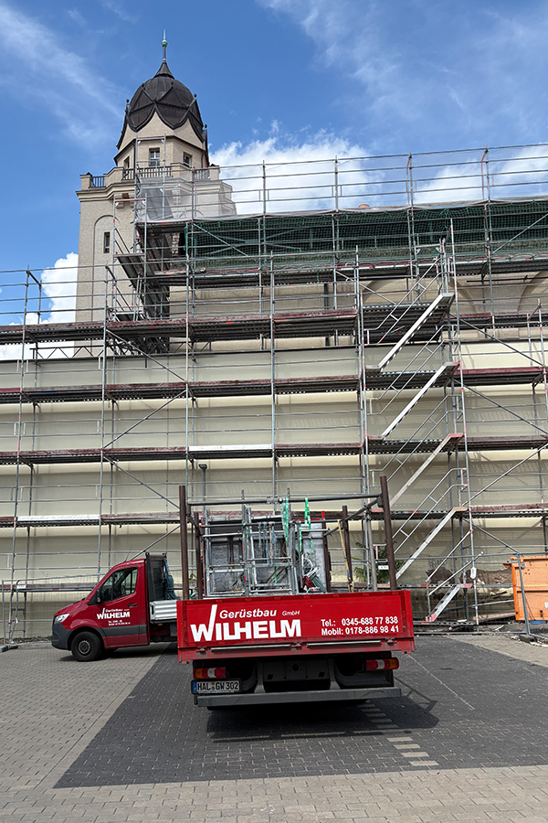 Ein eingerüstetes Gebäude.
