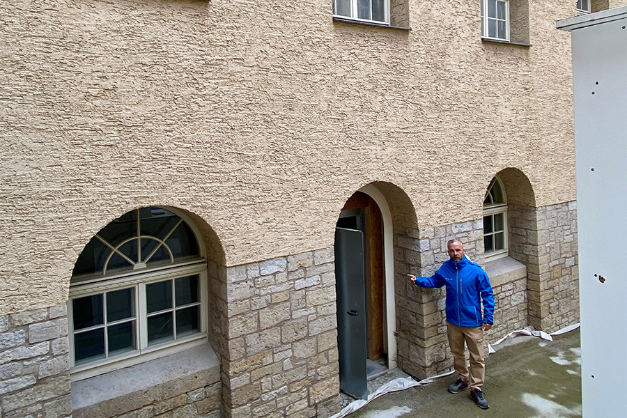 Mitarbeiter zeigt auf Tür.