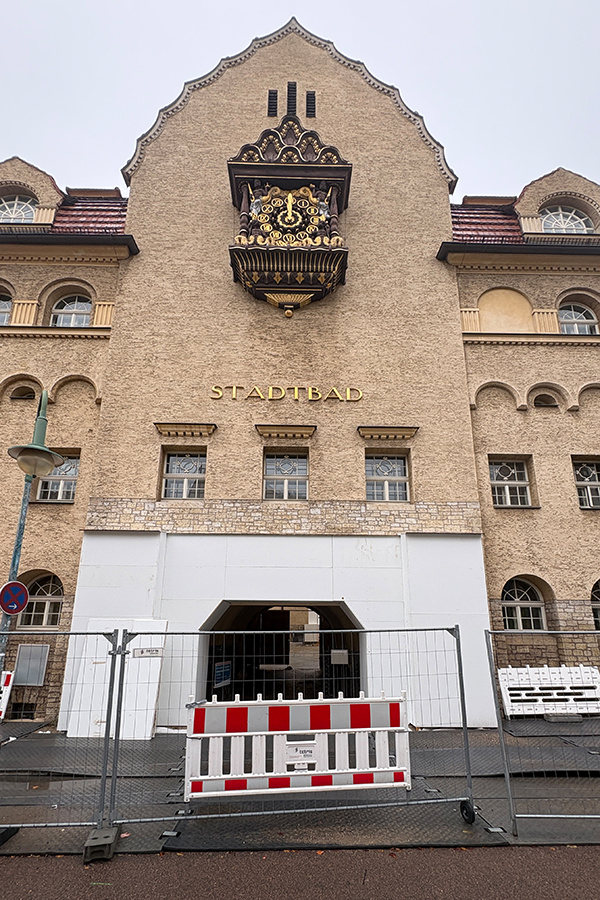 Stadtbad Eingangsportal mit Bauabsperrung