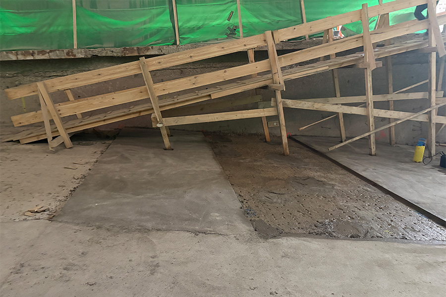 Behelfsrampe aus Holz an der Beckenunterseite.