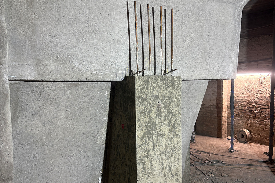 Betonpfeiler unter dem Becken.