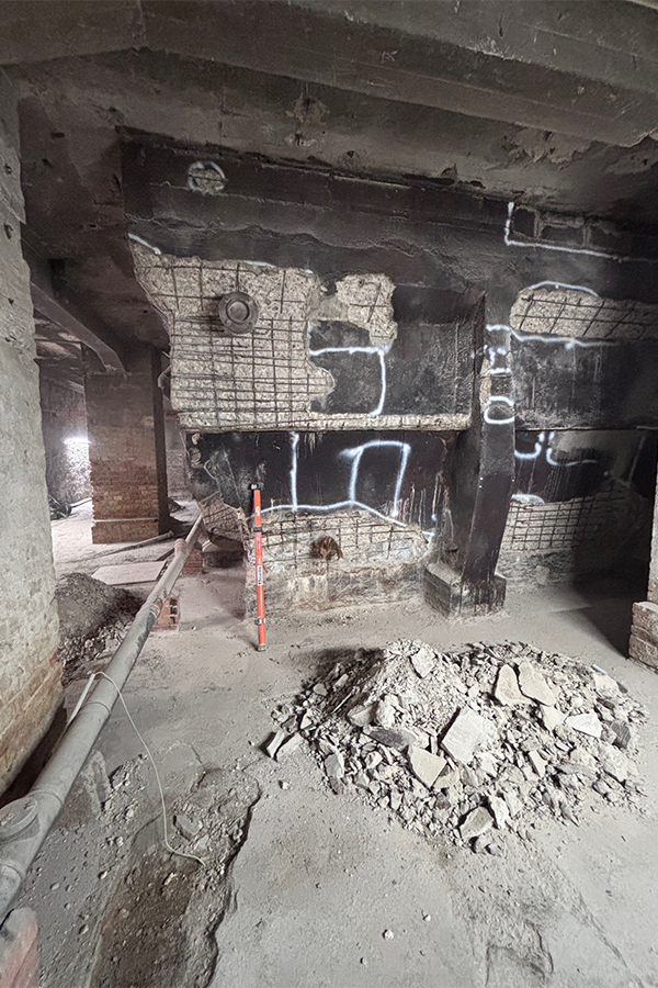 Das Schwimmbecken der Männerhalle von untern.