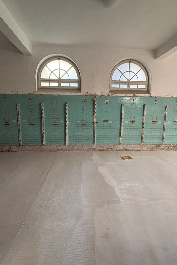 Blick auf einen neuen Betonfußboden.