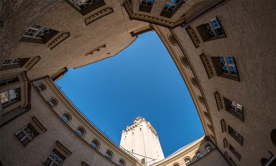 Der Turm des Stadtbads aus der Froschperspektive fotografiert.