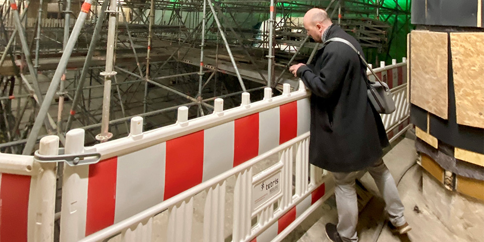 Ein Mensch macht mit einer Drohne Aufnahmen auf der Baustelle im Stadtbad.