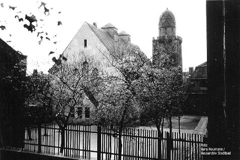 Blick auf das Steildach der Männerhalle Aus Blickrichtung des Franzosenweges