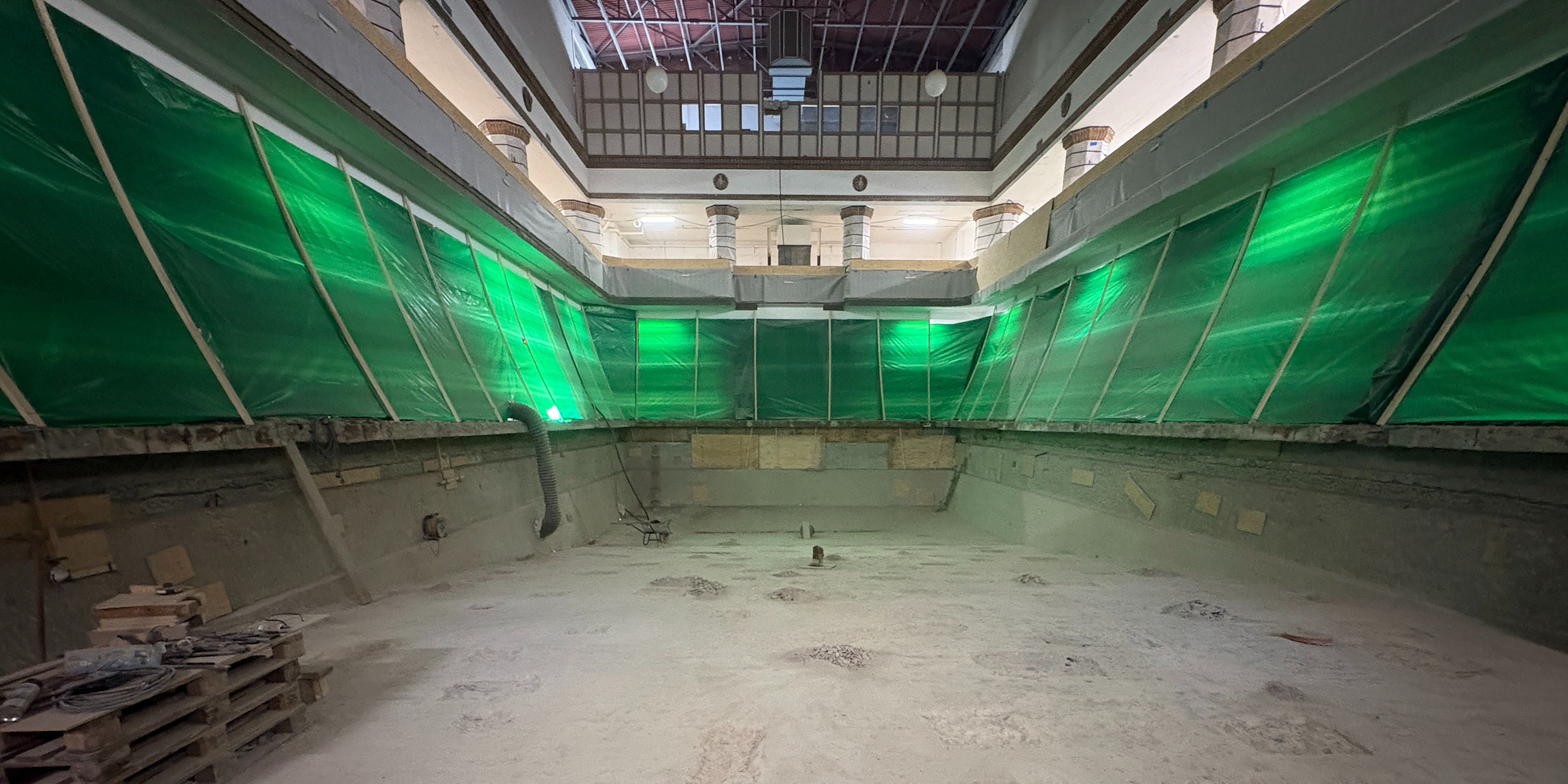 Das Becken der Männerhalle ist komplett eingehaust. 