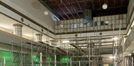Ein Gerüst steht in der Männerschwimmhalle.