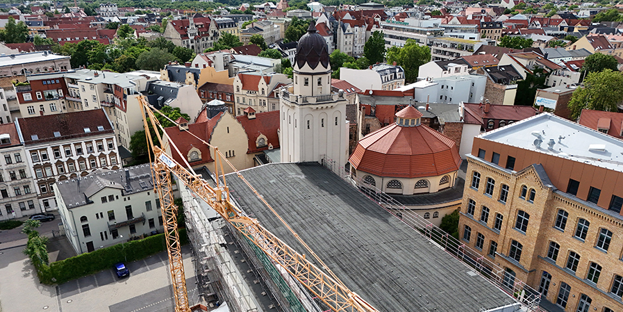 Ein Baukran über dem Stadtbad Halle. 