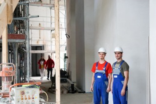 Ausbildung bei den Stadtwerken Halle, zwei Auszubildenden stehen im neu entstehenden Tagungs- und Ausbildungszentrum