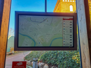 Ein Bildschirm mit interaktiver Stadtkarte und Echtzeit-Daten zu Straßenbahnen und Bussen.