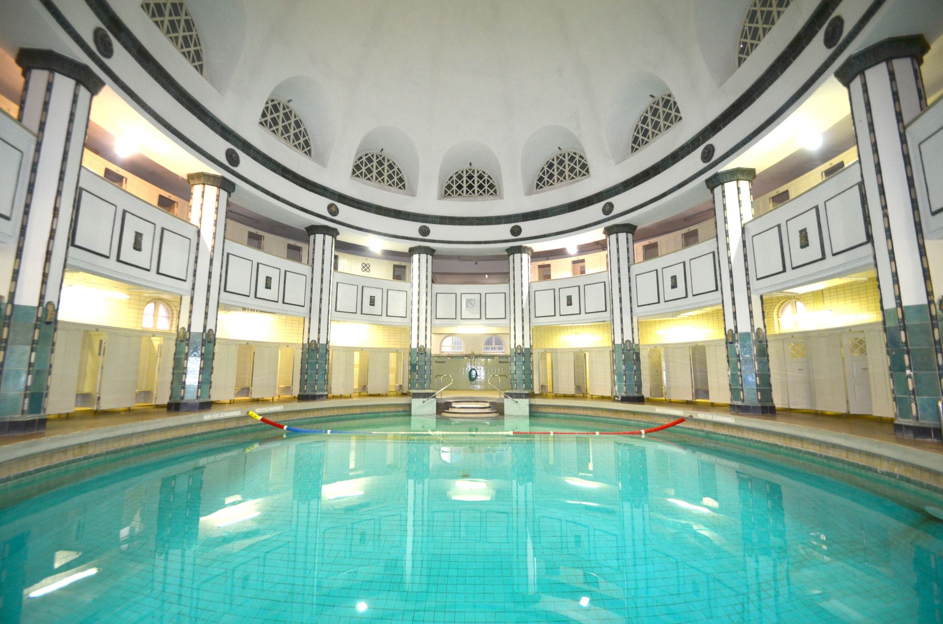 Zu sehen ist das Rundbecken in der "Frauenhalle" im Stadtbad. Unten das Wasser und oben die runde Decke.