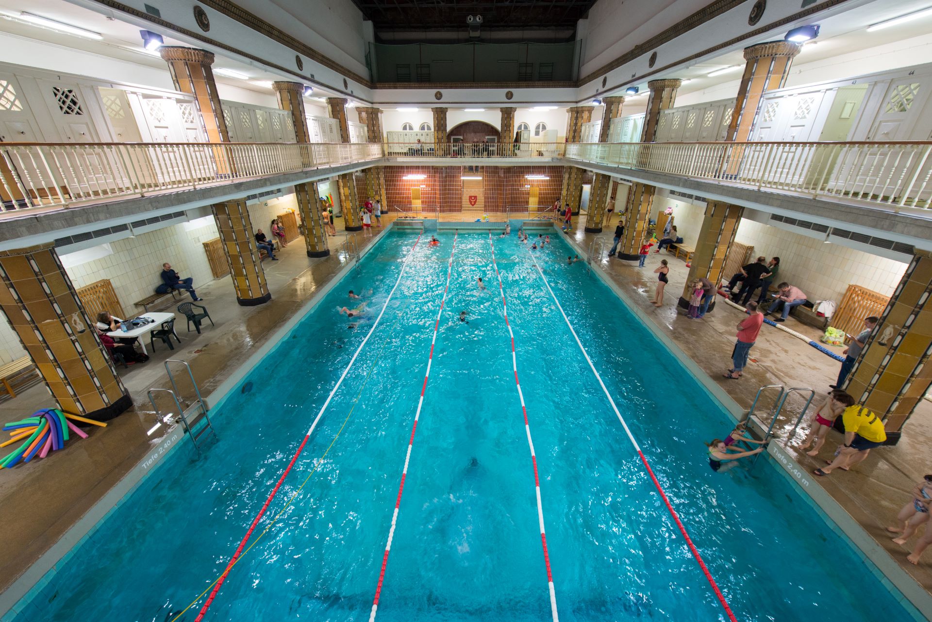 Zu sehen ist das große Becken in der "Männerhalle".