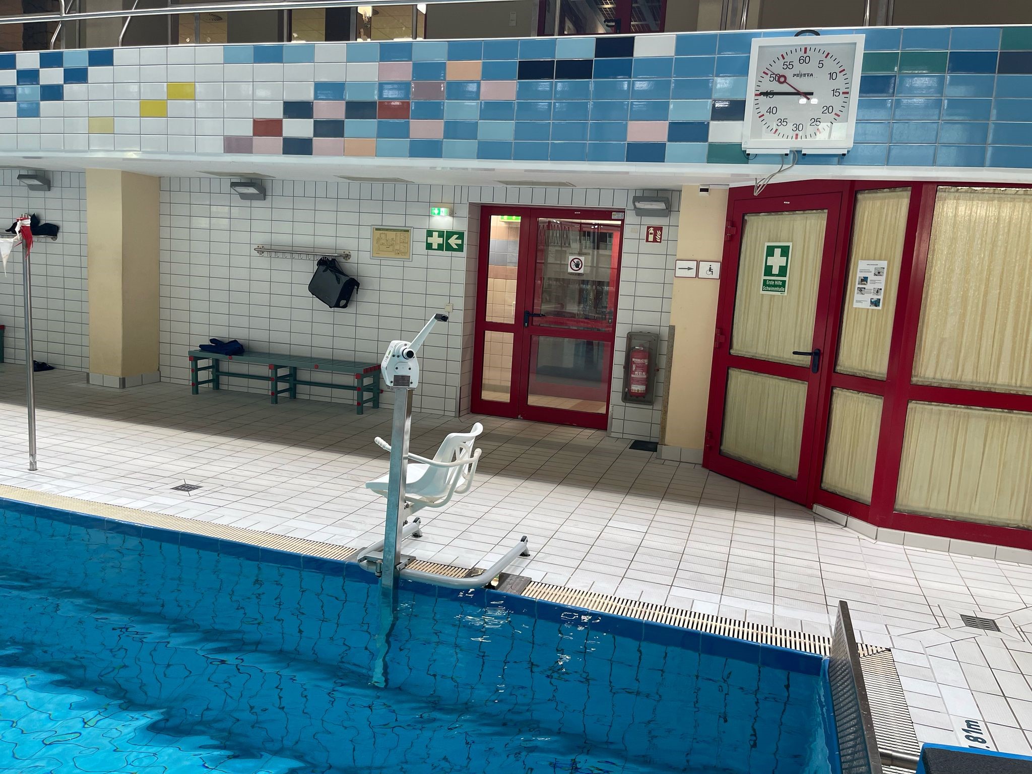 Zu sehen ist ein Poollift im Schwimmerbereich der Schwimmhalle Neustadt.